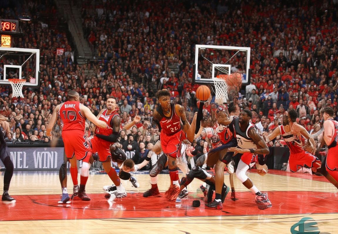 NBA季后赛激战：猛龙对骑士焦点战精彩瞬